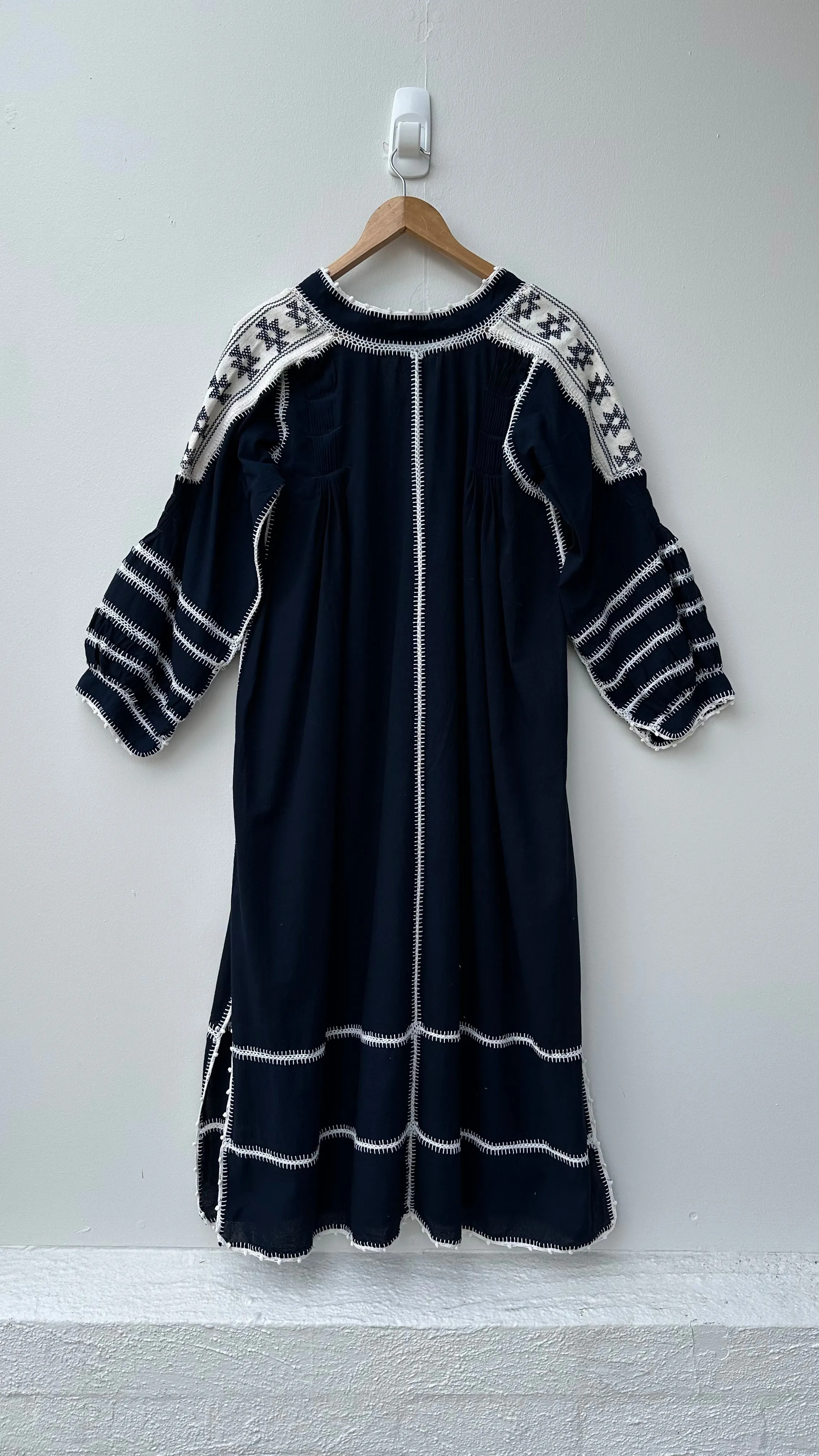 2025 FASHION TRENDS FOR WOMEN ESPANOLA  DRESS LONG SLEEVE  - NAVY / CREAM CROCHET - LAS NINAS