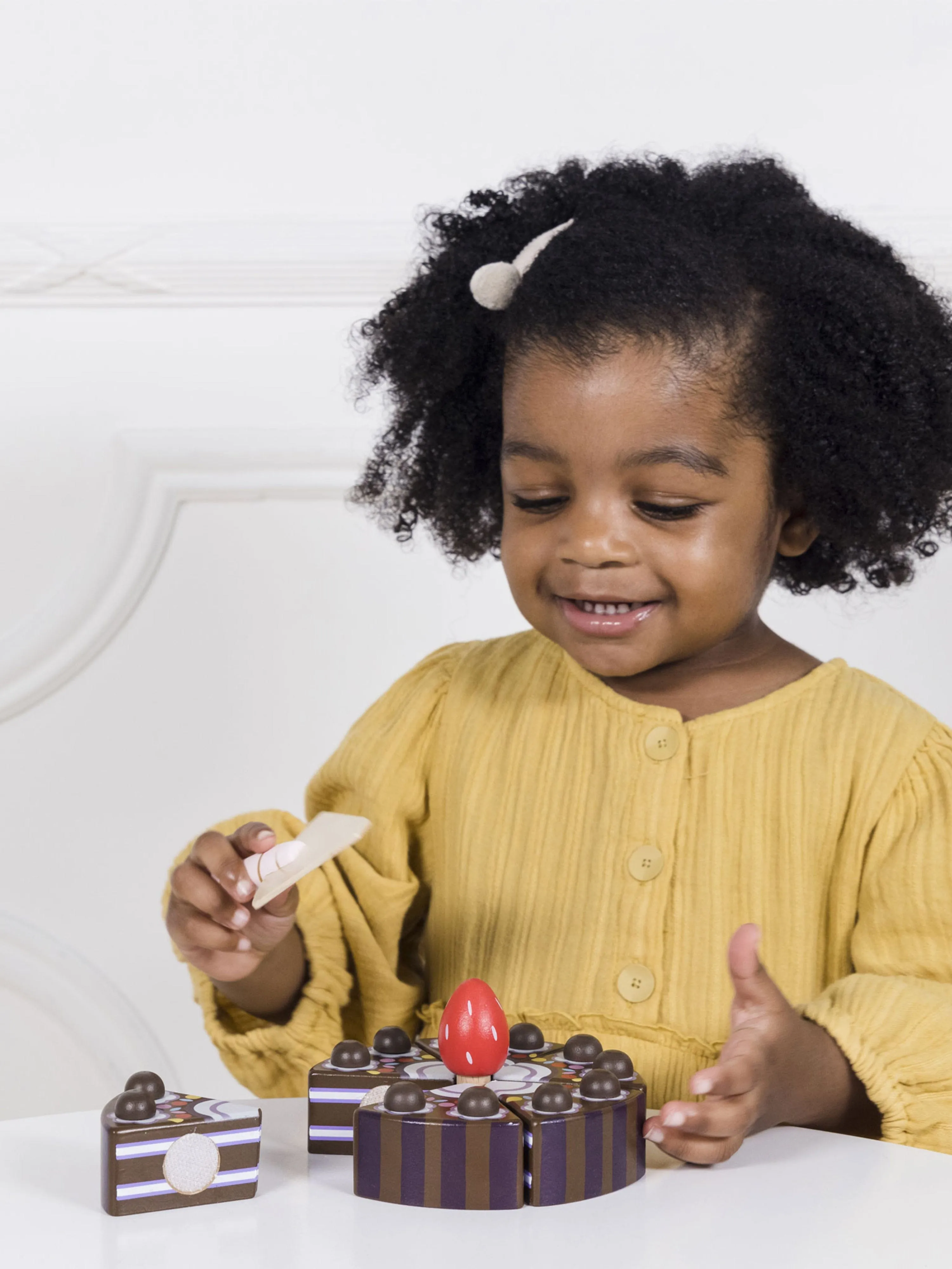 Le Toy Van Chocolate Gateau Sliceable Cake-8 Piece (W:13 x D:13 x H:19cm)